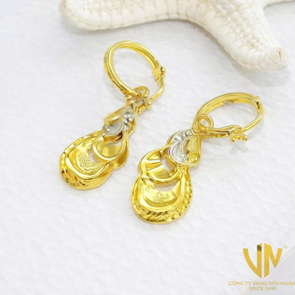 [Đeo Khuyên Tai Có Tốt Không?] - 7 Lợi Ích, Rủi Ro Bạn Cần Biết Khi Đeo Khuyên Tai Đeo khuyên tai có tốt không? Nhiều người vẫn nghĩ đây chỉ là món trang sức làm đẹp, nhưng thực tế, lựa chọn sai chất liệu hoặc cách đeo không đúng có thể ảnh hưởng đến sức 